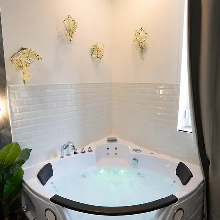 Appartement Capsule Color Deluxe Balneo I Ecran Cinema I Console De Jeux *