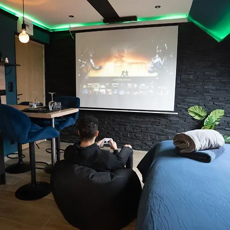 Appartement Capsule Color Deluxe Balneo I Ecran Cinema I Console De Jeux *