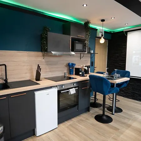 Appartement Capsule Color Deluxe Balneo I Ecran Cinema I Console De Jeux