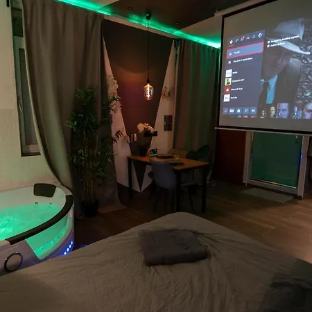 Appartement Capsule Color Deluxe Balneo I Ecran Cinema I Console De Jeux *