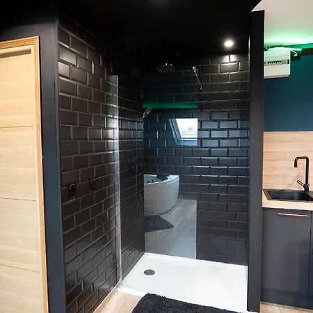 Appartement Capsule Color Deluxe Balneo I Ecran Cinema I Console De Jeux