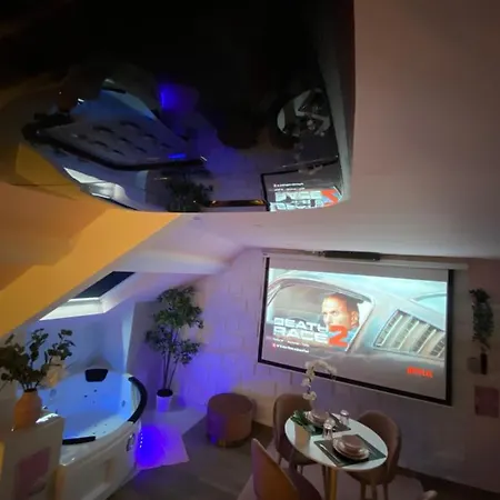 Capsule Color Deluxe Balneo I Ecran Cinema I Console De Jeux Appartement