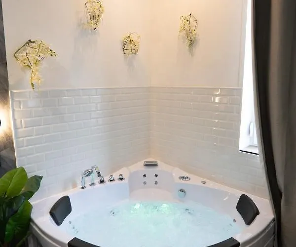 Appartement Capsule Color Deluxe Balnéo I écran Cinéma I Console De Jeux *