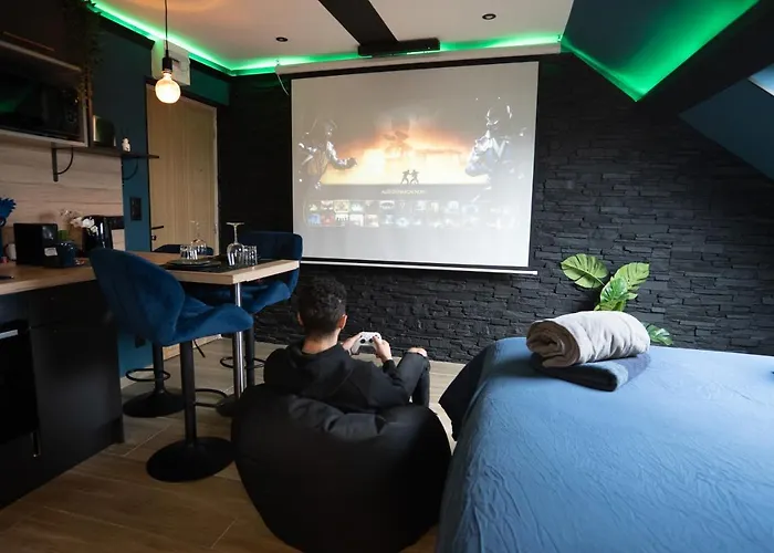 Appartement Capsule Color Deluxe Balnéo I écran Cinéma I Console De Jeux *